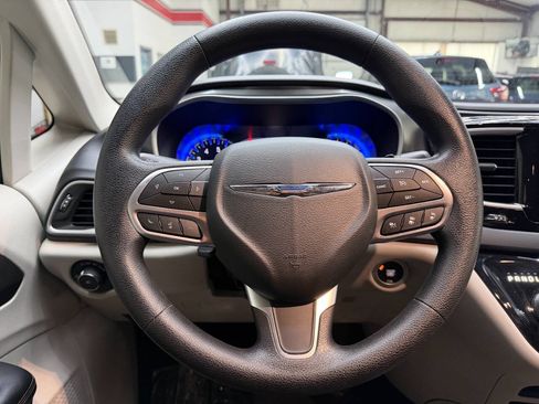 Used 2020 Chrysler Pacifica Touring w/ Advanced Safetytec Group FWD image 21