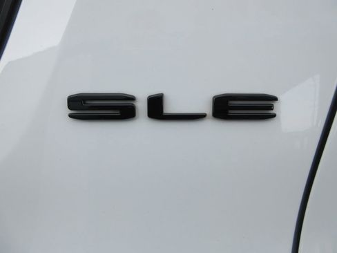 Used 2023 GMC Acadia SLE w/ Driver Convenience Package image 10