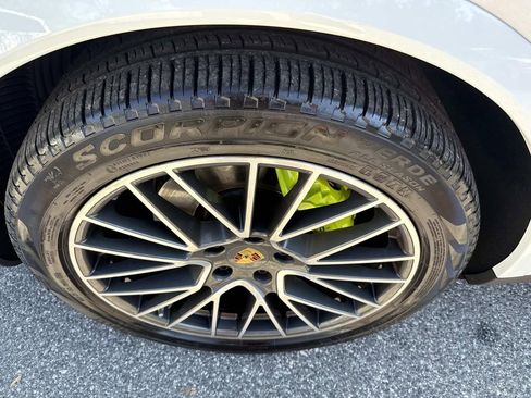 Used 2023 Porsche Cayenne image 12