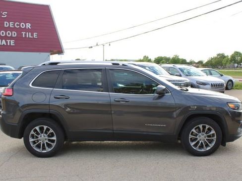 Used 2019 Jeep Cherokee Latitude Plus w/ Comfort/Convenience Group FWD image 2