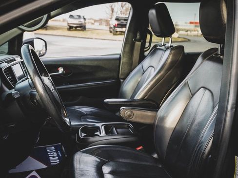 Used 2020 Chrysler Pacifica Touring-L image 20