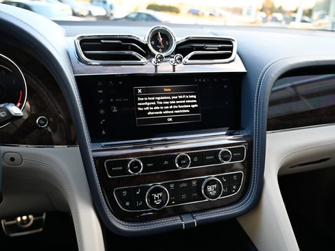 Used 2022 Bentley Bentayga image 28