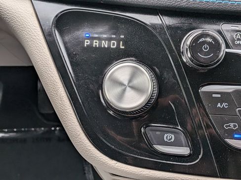 Used 2021 Chrysler Pacifica Touring-L w/ Uconnect Theater Family Group FWD image 11