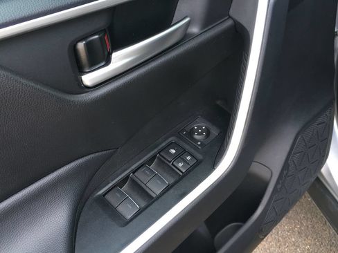Used 2025 Toyota RAV4 XLE AWD/4WD image 19
