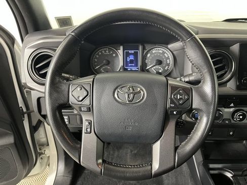 Used 2017 Toyota Tacoma TRD Sport w/ Tow Package (A/T) image 12