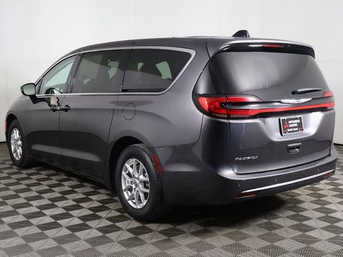 Used 2023 Chrysler Pacifica Touring-L FWD image 10