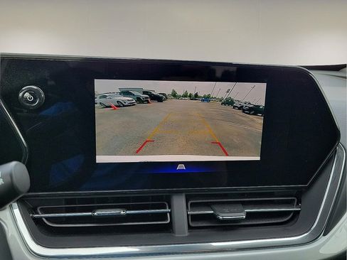 Used 2025 Chevrolet Trax LT w/ LT Convenience Package FWD image 16