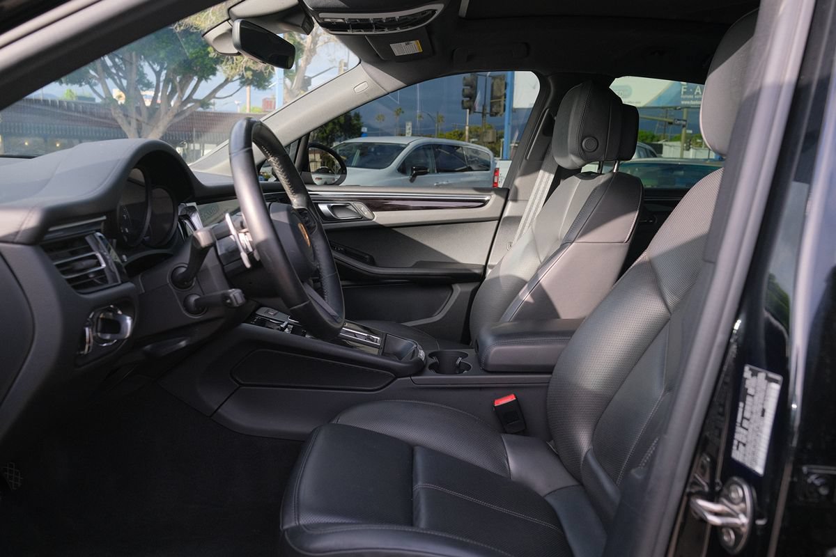 Used 2023 Porsche Macan Turbo AWD/4WD image 11