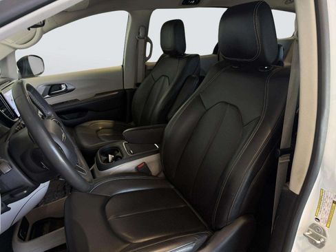 Used 2023 Chrysler Pacifica Touring-L FWD image 32