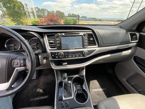 Used 2015 Toyota Highlander XLE image 16