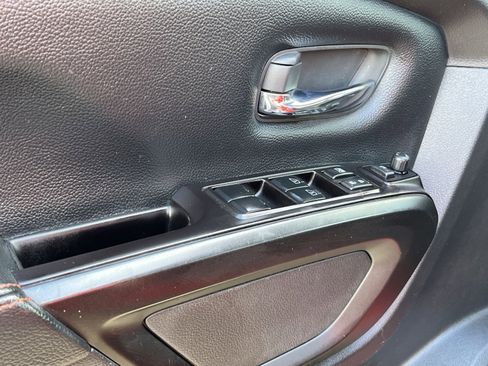 Used 2021 Nissan Titan PRO-4X w/ Pro-4x Convenience Package image 15