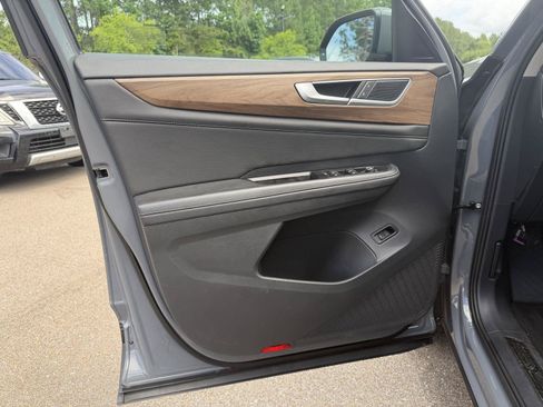 Used 2025 Volkswagen Atlas SE FWD image 15