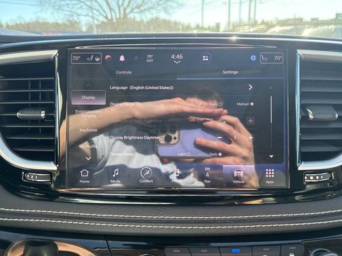 Used 2022 Chrysler Pacifica Limited w/ Uconnect Theater Family Group image 54