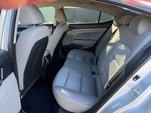 Used 2017 Hyundai Elantra SE image 18