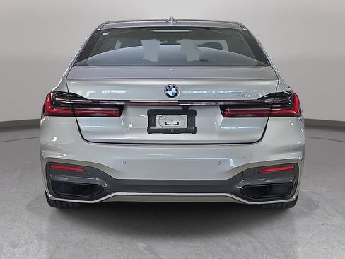 Used 2022 BMW 740i w/ M Sport Package RWD image 7