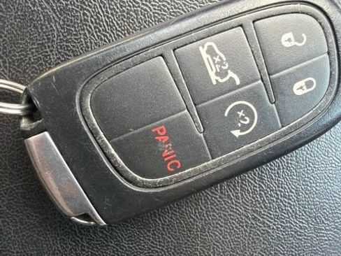Used 2015 Jeep Cherokee Latitude w/ Comfort/Convenience Group AWD/4WD image 50