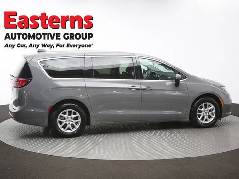 Used 2023 Chrysler Pacifica Touring-L FWD image 44