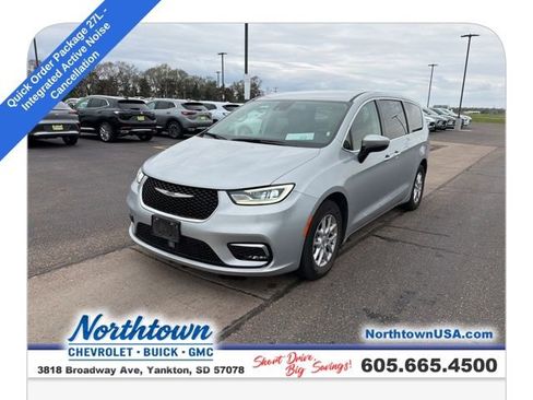 Used 2023 Chrysler Pacifica Touring-L FWD image 1