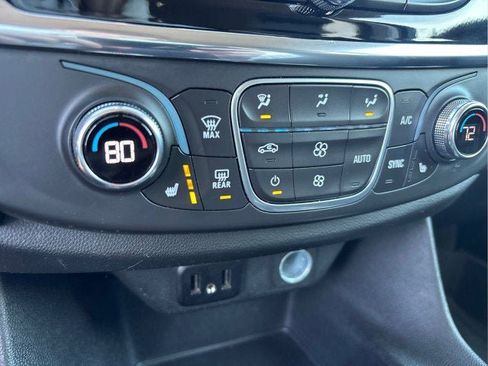 Used 2020 Chevrolet Traverse LT image 11