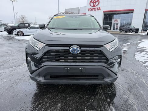 Used 2020 Toyota RAV4 XLE image 2