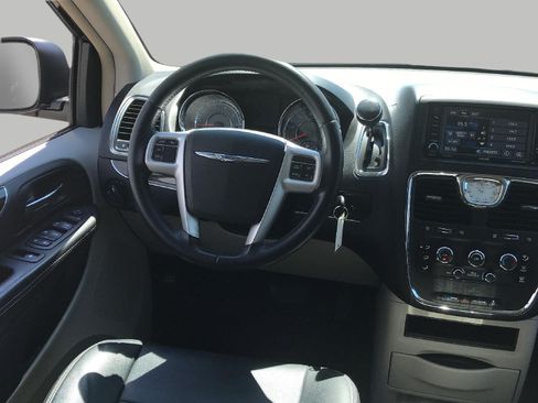 Used 2016 Chrysler Town & Country LX FWD image 5