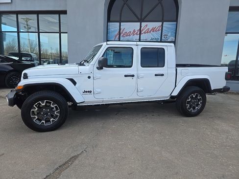 New 2026 Jeep Gladiator Sahara image 5