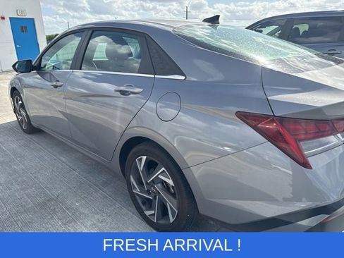 Used 2025 Hyundai Elantra SEL image 15