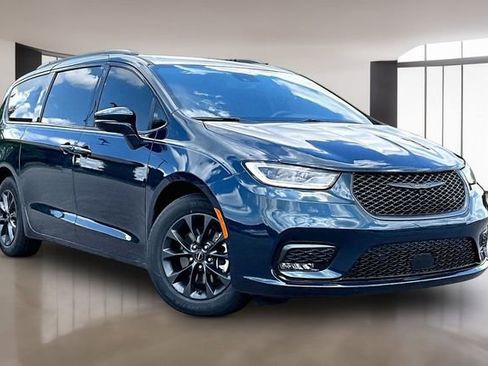 Used 2021 Chrysler Pacifica Touring-L w/ Uconnect Theater Family Group FWD image 3