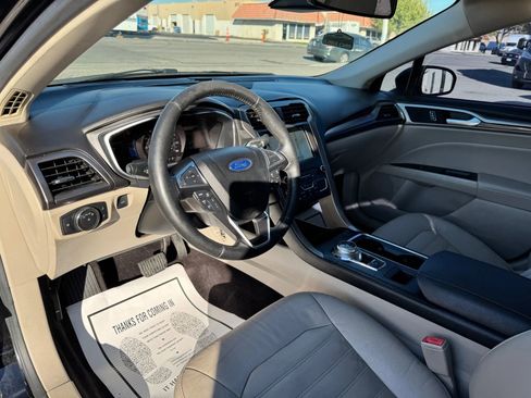 Used 2017 Ford Fusion SE w/ Fusion SE Technology Package image 11