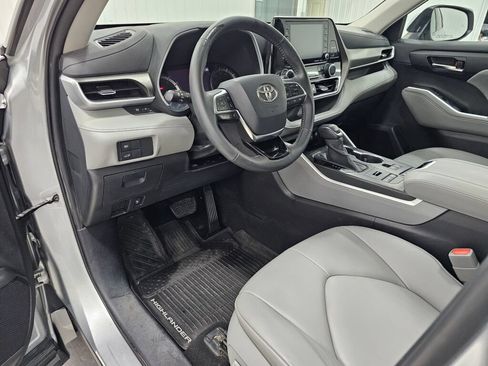 Used 2020 Toyota Highlander XLE AWD/4WD image 31