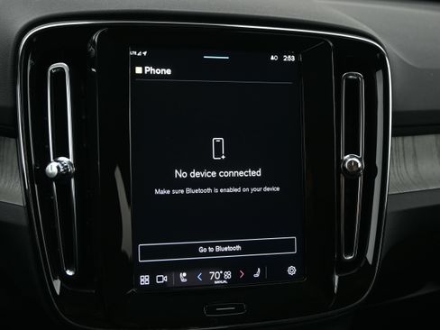 Used 2025 Volvo XC40 B5 Core image 31