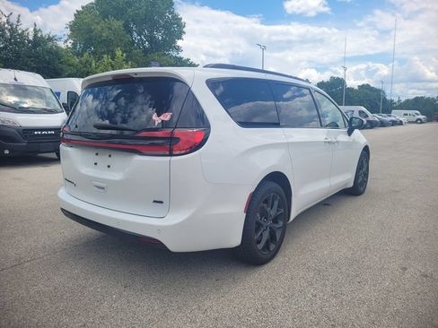 Used 2023 Chrysler Pacifica Touring-L w/ S Appearance Package AWD/4WD image 3