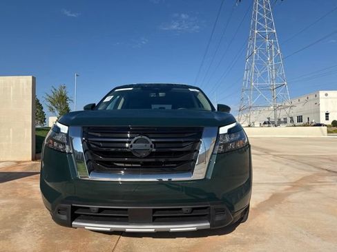 Used 2025 Nissan Pathfinder SL AWD/4WD image 3