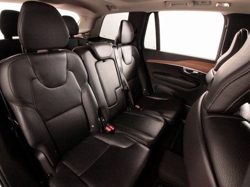 Certified 2022 Volvo XC90 T6 Momentum w/ Protection Package image 15