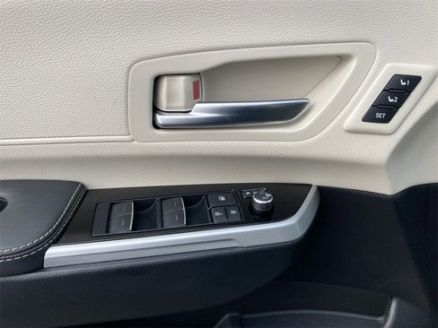 New 2026 Toyota Sienna Platinum image 6