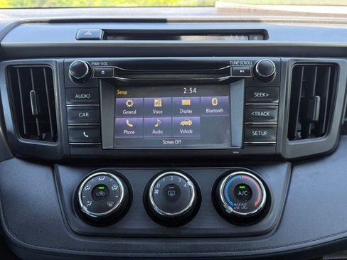 Used 2018 Toyota RAV4 LE w/ All Weather Liner Package FWD image 29