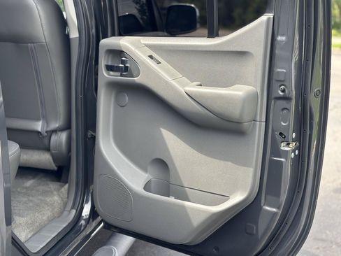 Used 2011 Nissan Frontier SL AWD/4WD image 33