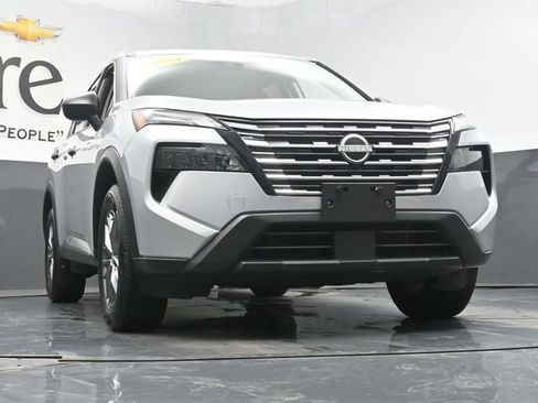 Used 2024 Nissan Rogue S AWD/4WD image 3