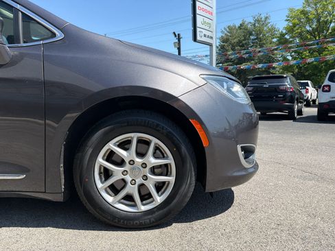 Used 2020 Chrysler Pacifica Touring-L image 6