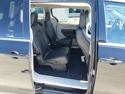 Used 2024 Chrysler Pacifica Touring-L image 11