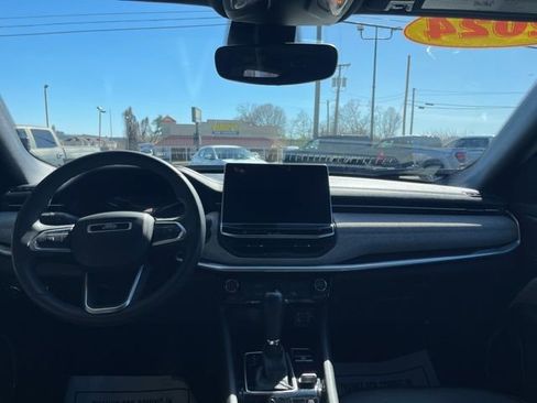 Used 2024 Jeep Compass Latitude image 7