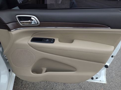 Used 2015 Jeep Grand Cherokee Overland w/ Advanced Technology Group image 34