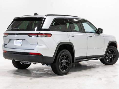 Used 2024 Jeep Grand Cherokee Altitude image 27