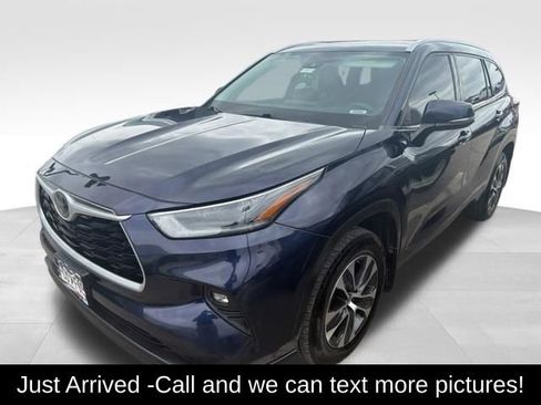 Used 2021 Toyota Highlander XLE AWD/4WD image 1