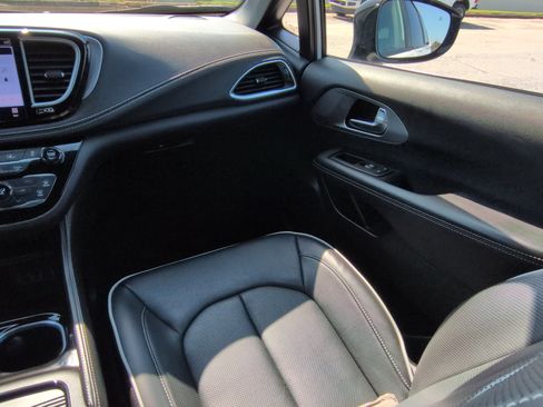 Used 2025 Chrysler Pacifica Limited FWD image 15