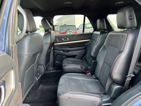 Used 2018 Ford Explorer XLT w/ Equipment Group 202A AWD/4WD image 4