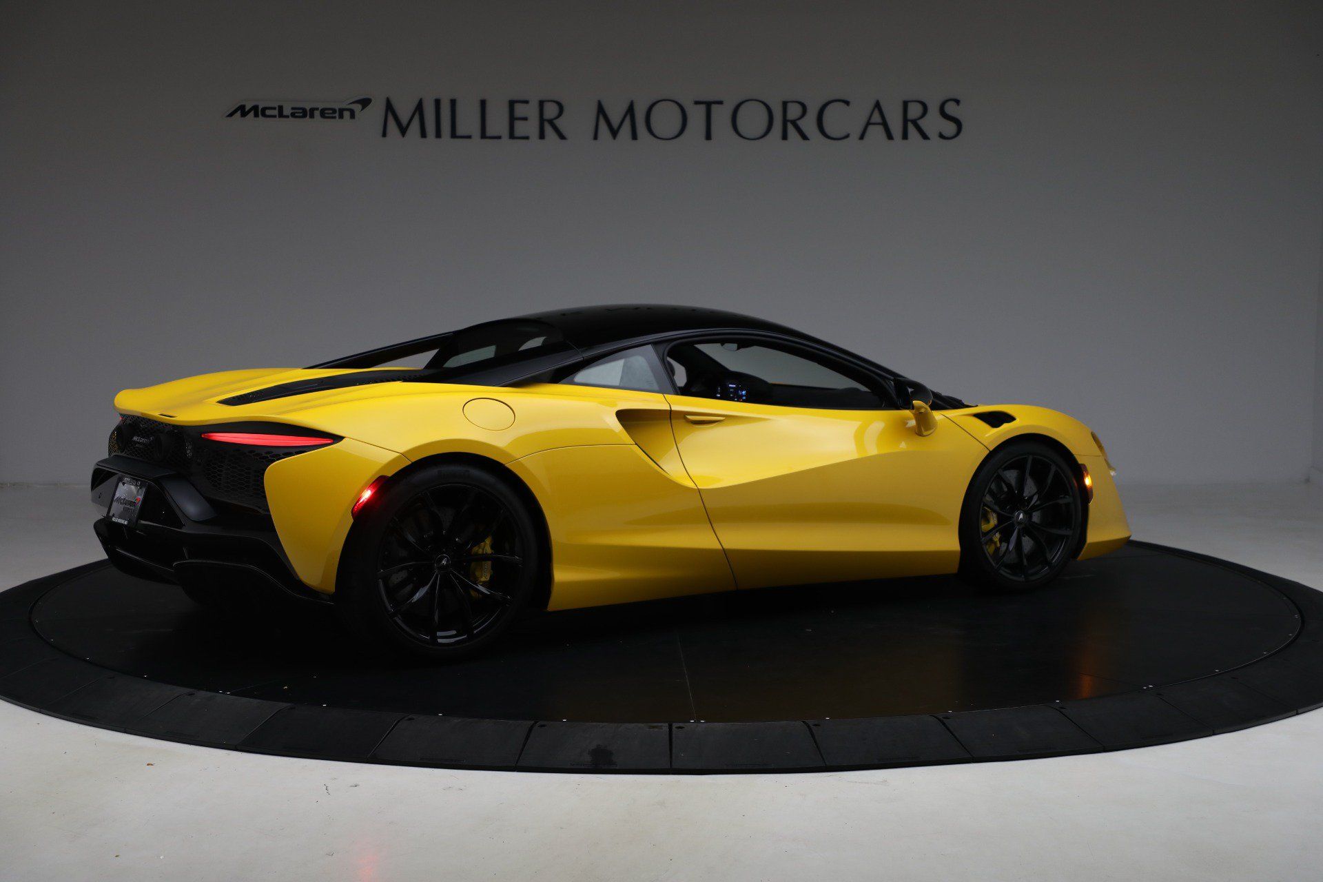 Used 2024 McLaren Artura RWD image 8