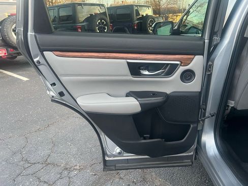 Used 2018 Honda CR-V Touring image 19