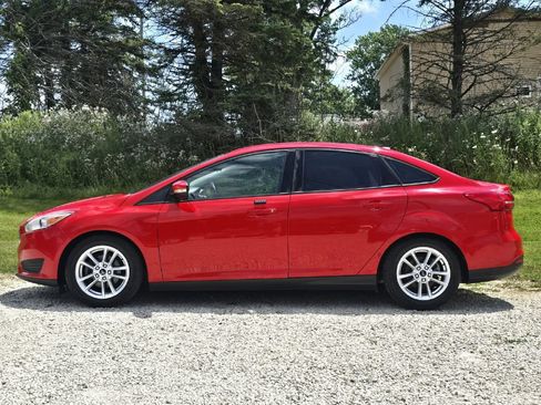 Used 2016 Ford Focus SE w/ SE Cold Weather Package FWD image 3
