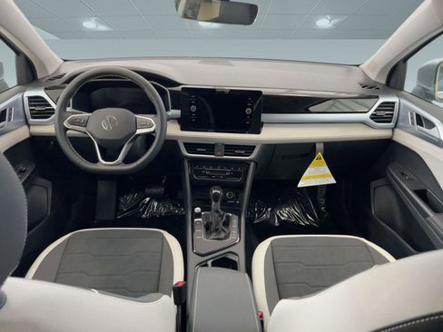 New 2026 Volkswagen Taos SE image 17